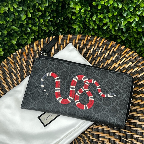 New GUCCI GG Supreme Monogram Kingsnake Zip Around Wallet in Black and Grey. - Picture 1 of 10